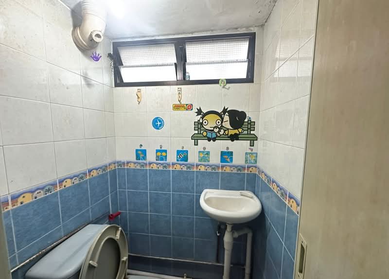 210 Boon Lay Place, 210 Boon Lay Place, 2 Bedrooms, 699 sqft, HDB Flat For Sale, by Sandy Hong, 500131267 - Bathroom - PropertyGuru.com.sg