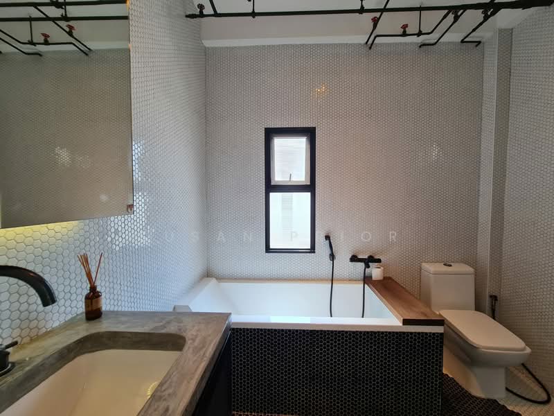 Farrer Road Walkup, Sing Avenue, Farrer Road, 2 Bedrooms, 1,725 sqft, Walk-up Apartment For Rent, by Susan Prior, 500131347 - Bathroom - PropertyGuru.com.sg