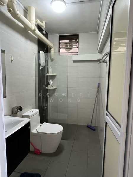 290A Bukit Batok Street 24, 290A Bukit Batok Street 24, 3 Bedrooms, 1,109 sqft, HDB Flat For Sale, by Kenneth Wong, 500131380 - Bathroom - PropertyGuru.com.sg