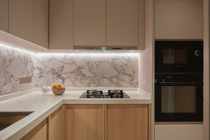 Spring Grove, 53 Grange Road, 2 Bedrooms, 1,012 sqft, Condominium For Sale, by Vanita Dadlani, 500131383 - Kitchen - PropertyGuru.com.sg