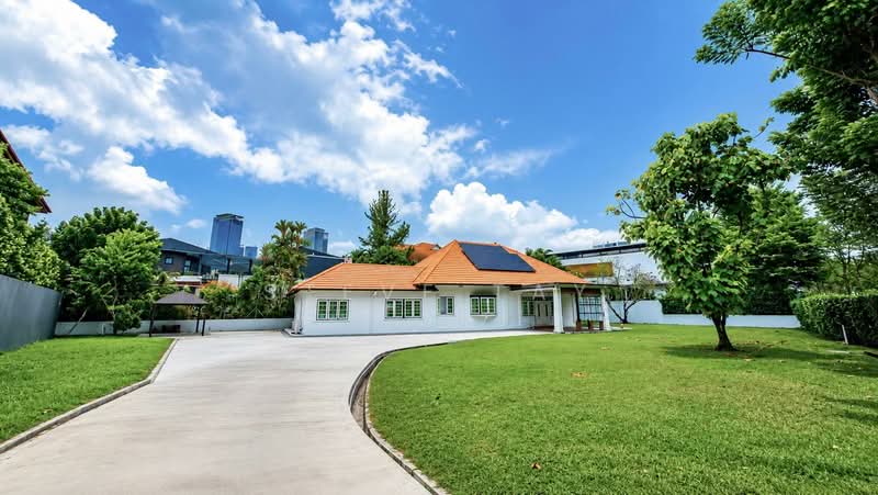 ✰ Rare: Great Invest & Rebuild Potential | 37m Front, Elevated, 1km ACS, SCGS, SJI. Near Orchard, , 3 Bedrooms, 3,800 sqft, Good Class Bungalow For Sale, by Steve Tay, 500131398 - Exterior - PropertyGuru.com.sg