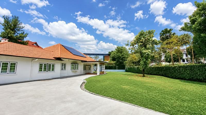 ✰ Rare: Great Invest & Rebuild Potential | 37m Front, Elevated, 1km ACS, SCGS, SJI. Near Orchard, , 3 Bedrooms, 3,800 sqft, Good Class Bungalow For Sale, by Steve Tay, 500131398 - Exterior - PropertyGuru.com.sg