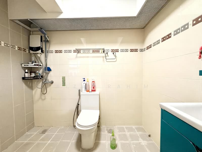 272C Sengkang Central, 272C Sengkang Central, 3 Bedrooms, 969 sqft, HDB Flat For Sale, by Faizal Rahim, 500131427 - Bathroom - PropertyGuru.com.sg