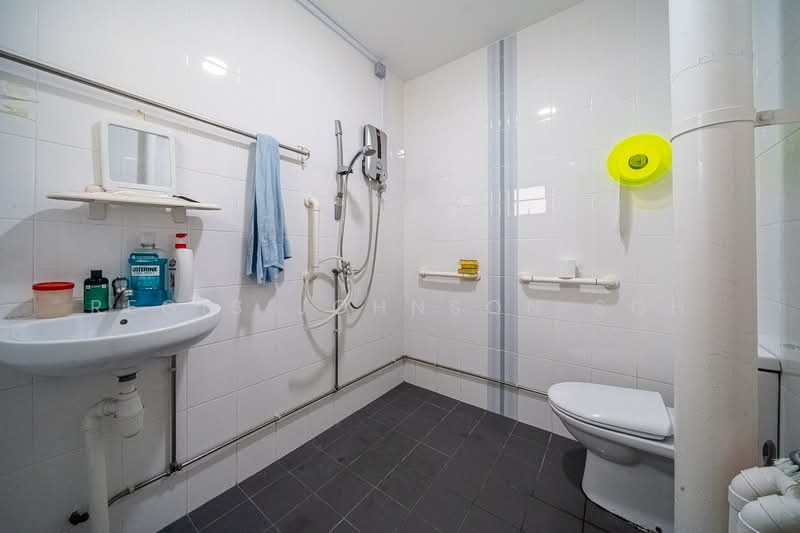 114 Bedok Reservoir Road, 114 Bedok Reservoir Road, 3 Bedrooms, 1,593 sqft, HDB Flat For Sale, by Regis Johnson Soh, 500131475 - Bathroom - PropertyGuru.com.sg