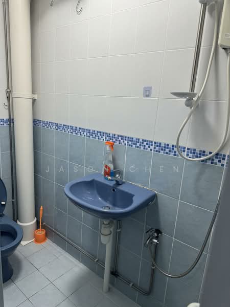 428 Tampines Street 41, 428 Tampines Street 41, 4 Bedrooms, 1,593 sqft, HDB Flat For Rent, by Jason Chen, 500131490 - Bathroom - PropertyGuru.com.sg