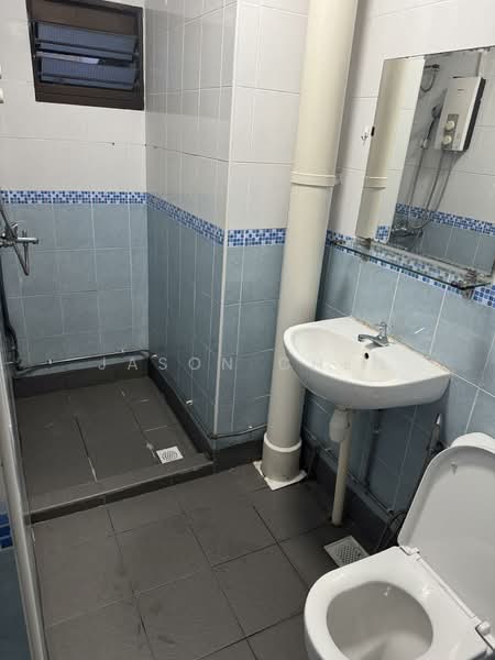 428 Tampines Street 41, 428 Tampines Street 41, 4 Bedrooms, 1,593 sqft, HDB Flat For Rent, by Jason Chen, 500131490 - Bathroom - PropertyGuru.com.sg