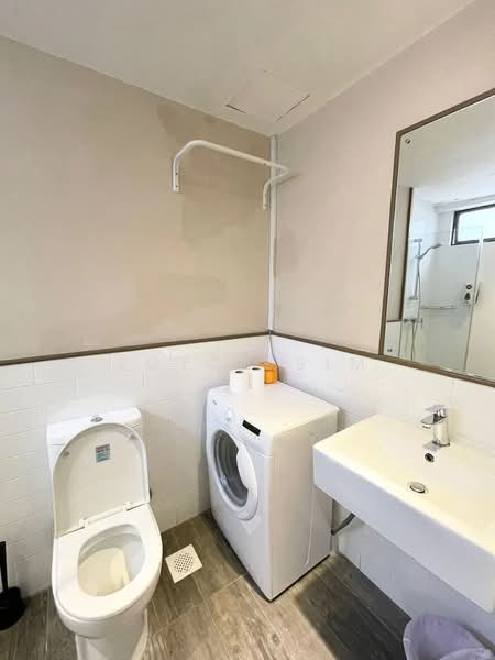 Prime, fully-furnished studio/apartment minutes from Orchard MRT, , Room Rental, 200 sqft, Apartment For Rent, by Joyce Sim, 500131498 - Bathroom - PropertyGuru.com.sg