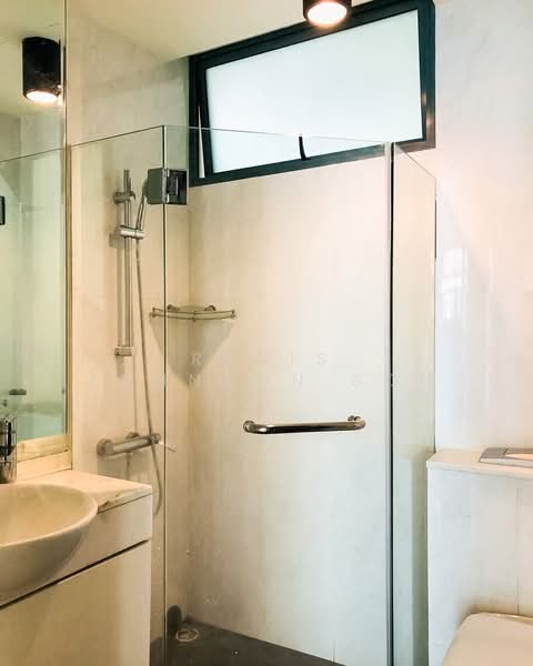 Watermark Robertson Quay, 1 Rodyk Street, 2 Bedrooms, 915 sqft, Apartment For Sale, by Regis Johnson Soh, 500131509 - Bathroom - PropertyGuru.com.sg