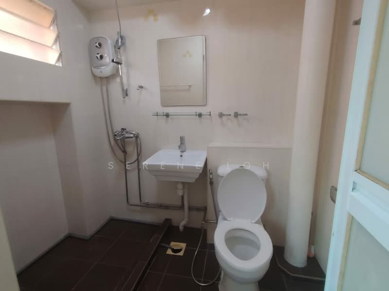 842H Tampines Street 82, 842H Tampines Street 82, 3 Bedrooms, 850 sqft, HDB Flat For Rent, by Serene Loh, 500131531 - Bathroom - PropertyGuru.com.sg