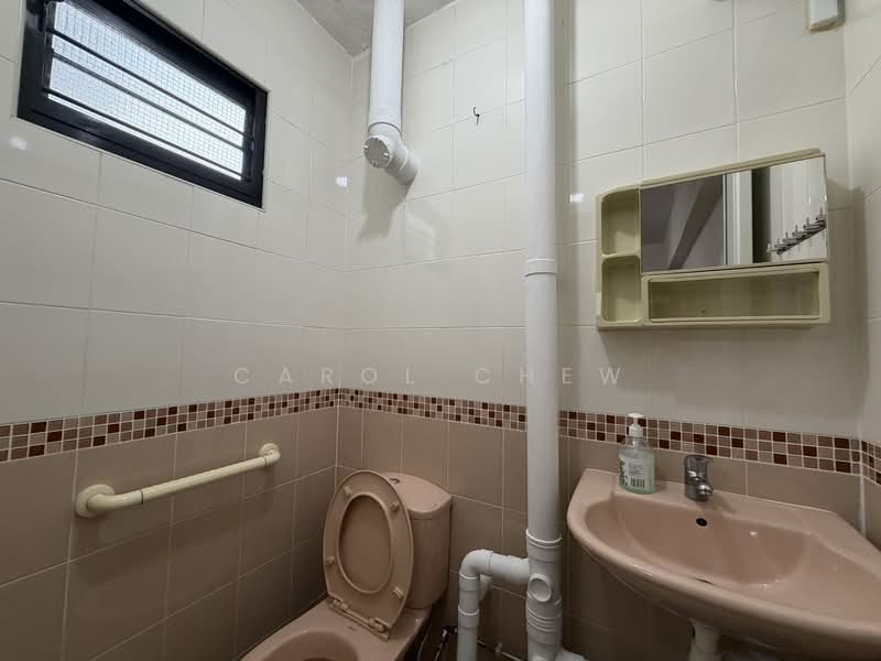 210 Ang Mo Kio Avenue 3, 210 Ang Mo Kio Avenue 3, 3 Bedrooms, 980 sqft, HDB Flat For Sale, by Carol Chew, 500131544 - Bathroom - PropertyGuru.com.sg