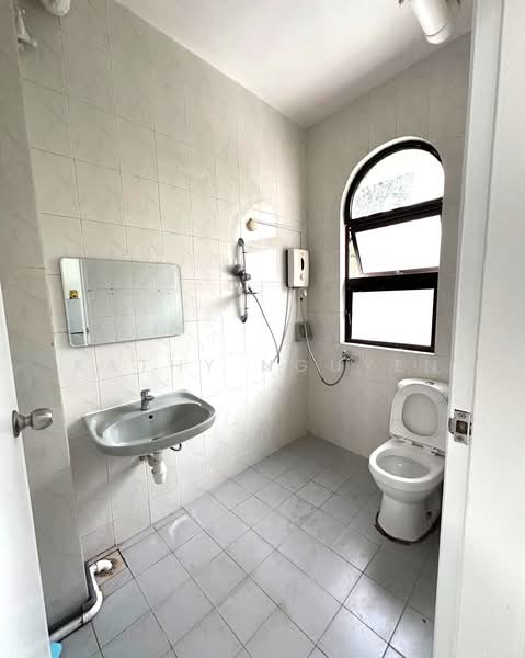 Sims 450 Centre, 450 Sims Avenue, Studio, 400 sqft, Walk-up Apartment For Rent, by Kathy Nguyen, 500131582 - Bathroom - PropertyGuru.com.sg