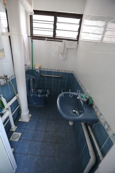 258 Tampines Street 21, 258 Tampines Street 21, 2 Bedrooms, 840 sqft, HDB Flat For Sale, by June Leng Yee Hoe, 500131667 - Bathroom - PropertyGuru.com.sg