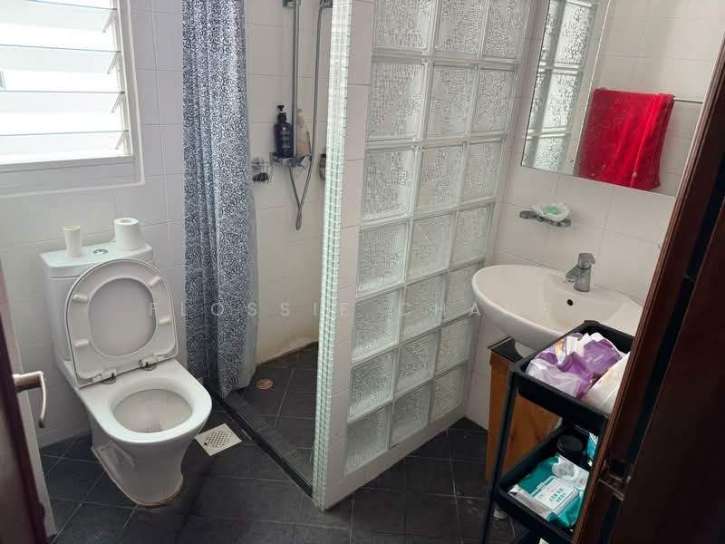 Gold Coast Condo, 360 Pasir Panjang Road, Room Rental, 300 sqft, Condominium For Rent, by Flossie Chang, 500131675 - Bathroom - PropertyGuru.com.sg