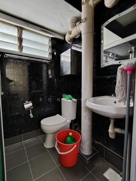 346 Ang Mo Kio Avenue 3, 346 Ang Mo Kio Avenue 3, 3 Bedrooms, 780 sqft, HDB Flat For Sale, by Ron Toh, 500131693 - Bathroom - PropertyGuru.com.sg
