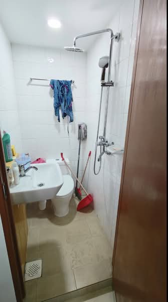 Woodsvale, 1 Woodlands Drive 72, 3 Bedrooms, 1,356 sqft, Condominium For Sale, by Bernard Suen, 500131728 - Bathroom - PropertyGuru.com.sg