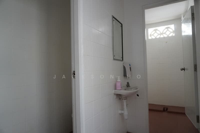 South Bridge Road, 198-198B South Bridge Road, 1,100 sqft, Shop / Shophouse For Rent, by Jackson Ho, 500131737 - Bathroom - CommercialGuru.com.sg