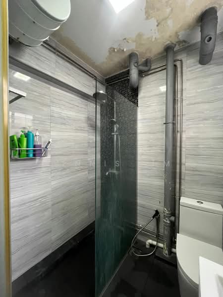 435 Yishun Avenue 6, 435 Yishun Avenue 6, 3 Bedrooms, 904 sqft, HDB Flat For Sale, by Dennis Lim, 500131774 - Bathroom - PropertyGuru.com.sg