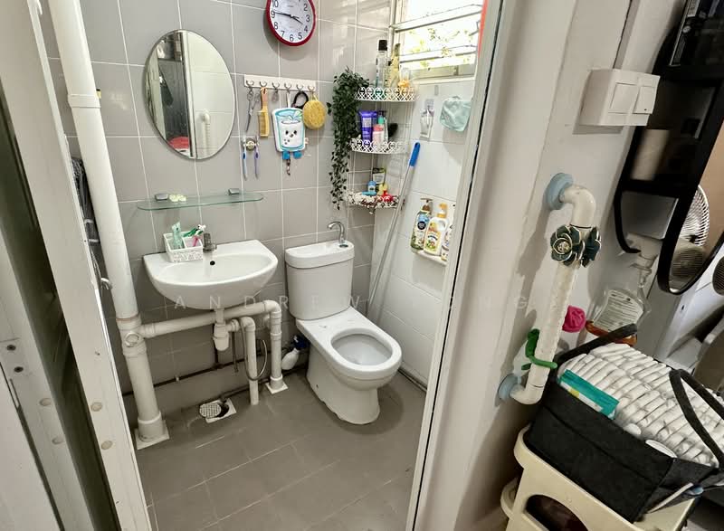 559 Ang Mo Kio Avenue 10, 559 Ang Mo Kio Avenue 10, 2 Bedrooms, 732 sqft, HDB Flat For Sale, by Andrew Yong, 500131825 - Bathroom - PropertyGuru.com.sg