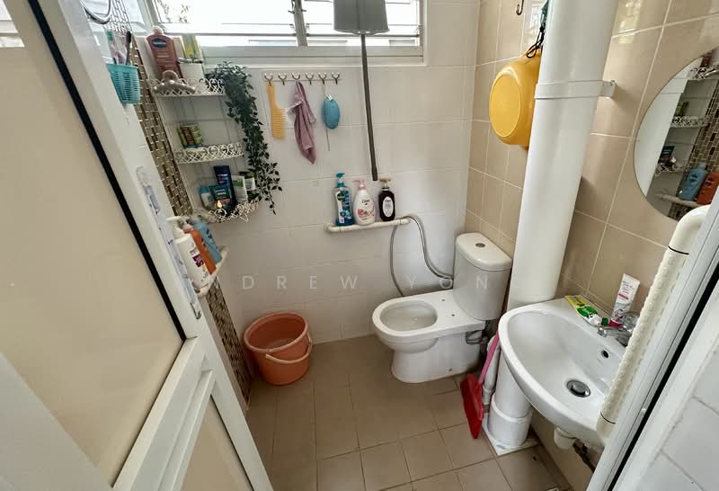 559 Ang Mo Kio Avenue 10, 559 Ang Mo Kio Avenue 10, 2 Bedrooms, 732 sqft, HDB Flat For Sale, by Andrew Yong, 500131825 - Bathroom - PropertyGuru.com.sg