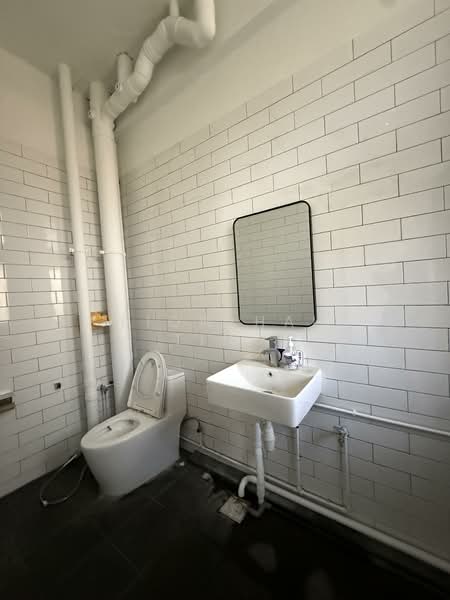Kitchener Complex, 809 French Road, 578 sqft, Office For Rent, by Liow Hai Ting, 500131835 - Bathroom - CommercialGuru.com.sg