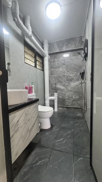 445 Choa Chu Kang Avenue 4, 445 Choa Chu Kang Avenue 4, 3 Bedrooms, 1,076 sqft, HDB Flat For Sale, by Em Akiak, 500131838 - Bathroom - PropertyGuru.com.sg