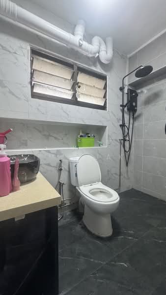 445 Choa Chu Kang Avenue 4, 445 Choa Chu Kang Avenue 4, 3 Bedrooms, 1,076 sqft, HDB Flat For Sale, by Em Akiak, 500131838 - Bathroom - PropertyGuru.com.sg