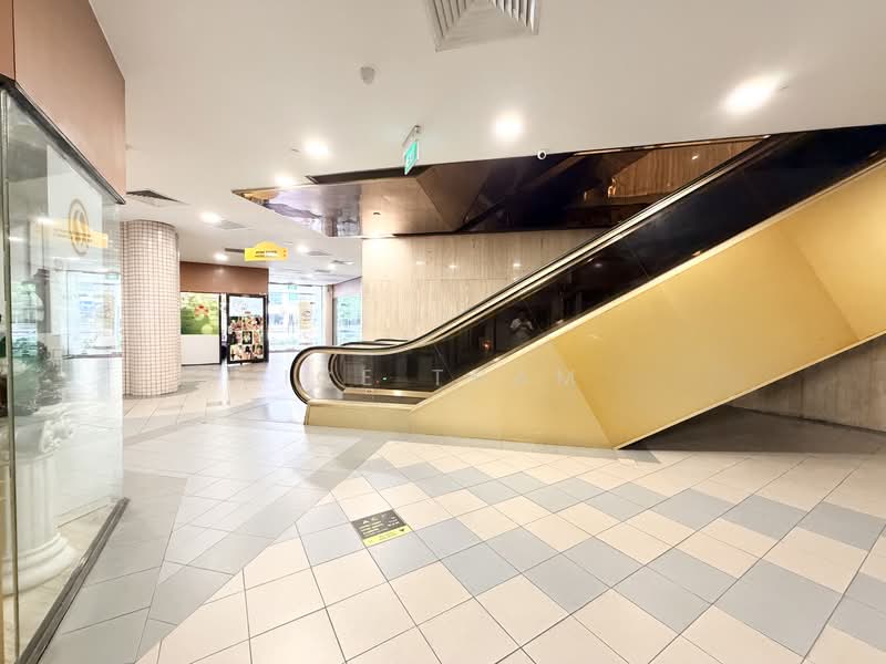 Furama City Centre, 60 Eu Tong Sen Street, 200 sqft, Mall Shop For Sale, by Ice Tham, 500131846 - Corridor - CommercialGuru.com.sg