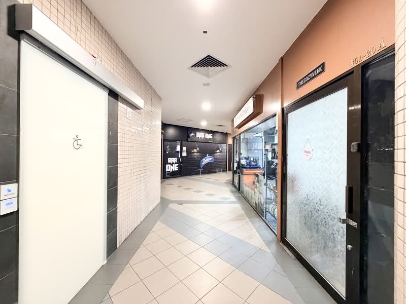Furama City Centre, 60 Eu Tong Sen Street, 200 sqft, Mall Shop For Sale, by Ice Tham, 500131846 - Corridor - CommercialGuru.com.sg