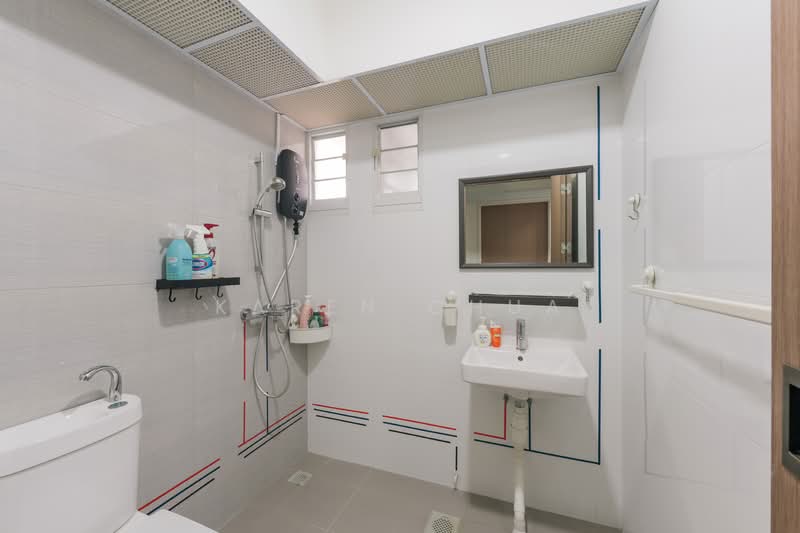 619B Tampines Street 61, 619B Tampines Street 61, 3 Bedrooms, 1,001 sqft, HDB Flat For Sale, by Karen Chua, 500131847 - Bathroom - PropertyGuru.com.sg