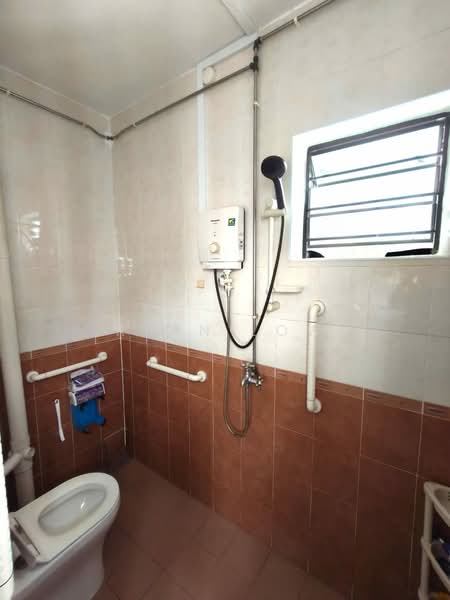 417 Bukit Batok West Avenue 4, 417 Bukit Batok West Avenue 4, 3 Bedrooms, 1,109 sqft, HDB Flat For Sale, by Ryan Low, 500131849 - Bathroom - PropertyGuru.com.sg
