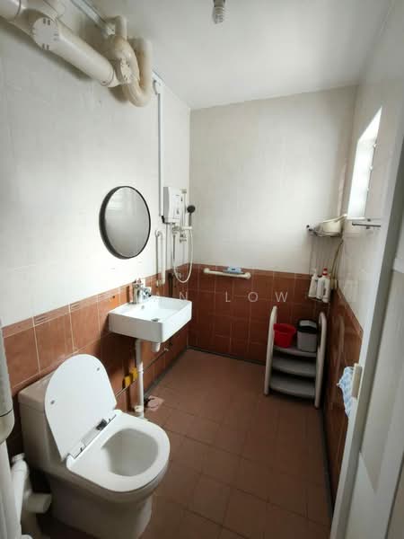417 Bukit Batok West Avenue 4, 417 Bukit Batok West Avenue 4, 3 Bedrooms, 1,109 sqft, HDB Flat For Sale, by Ryan Low, 500131849 - Bathroom - PropertyGuru.com.sg