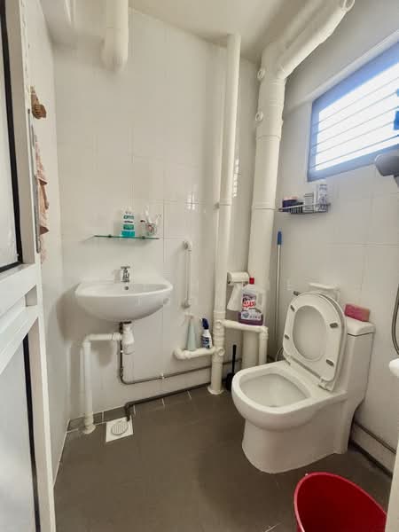 248 Jurong East Street 24, 248 Jurong East Street 24, 2 Bedrooms, 721 sqft, HDB Flat For Sale, by Stephanie Foong, 500131853 - Bathroom - PropertyGuru.com.sg