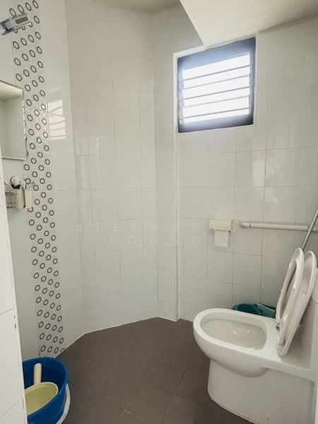 248 Jurong East Street 24, 248 Jurong East Street 24, 2 Bedrooms, 721 sqft, HDB Flat For Sale, by Stephanie Foong, 500131853 - Bathroom - PropertyGuru.com.sg