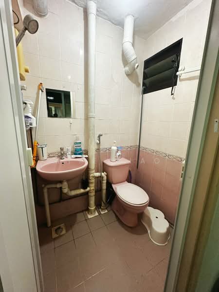 256 Ang Mo Kio Avenue 4, 256 Ang Mo Kio Avenue 4, 2 Bedrooms, 786 sqft, HDB Flat For Sale, by Mike Xiao, 500131906 - Bathroom - PropertyGuru.com.sg