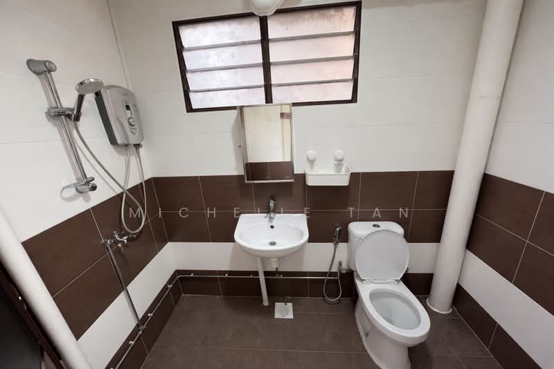 527 Hougang Avenue 6, 527 Hougang Avenue 6, 3 Bedrooms, 1,110 sqft, HDB Flat For Sale, by Michelle Tan, 500131943 - Bathroom - PropertyGuru.com.sg