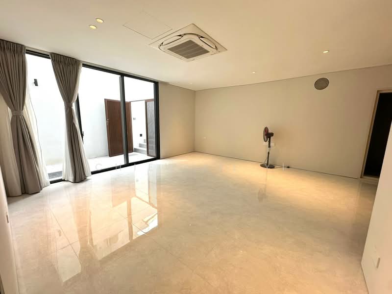 Single Floor 2 Bedroom Unit Within a Landed House, , 2 Bedrooms, 1,200 sqft, Semi-Detached House For Rent, by Chiew Jie Yi, 500131955 - 2 - Master Bedroom - PropertyGuru.com.sg