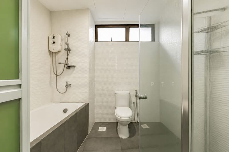 Lakepoint Condo, 10 Lakepoint Drive, 4 Bedrooms, 2,217 sqft, Condominium For Sale, by Warren Chan, 500131974 - Bathroom - PropertyGuru.com.sg