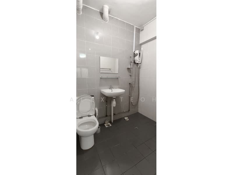 111 Bukit Batok West Avenue 6, 111 Bukit Batok West Avenue 6, 3 Bedrooms, 1,421 sqft, HDB Flat For Sale, by Alex Teoh, 500132012 - Bathroom - PropertyGuru.com.sg
