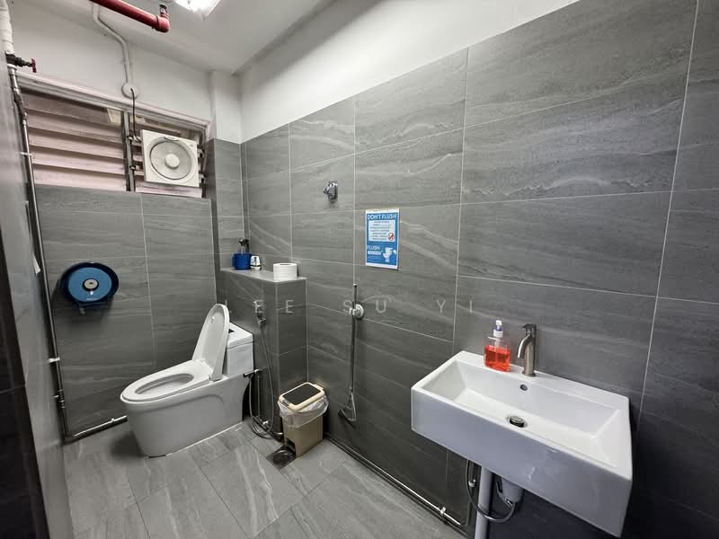 Excalibur Centre, 71 Ubi Crescent, 2,573 sqft, Light Industrial (B1) For Sale, by Lee Su Yi, 500132062 - Bathroom - CommercialGuru.com.sg