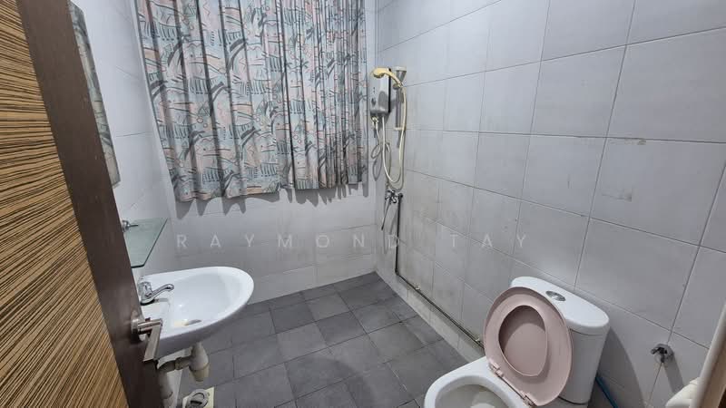 Room near Queenstown MRT, , Room Rental, 170 sqft, Bungalow House For Rent, by Raymond Tay, 500132084 - Bathroom - PropertyGuru.com.sg