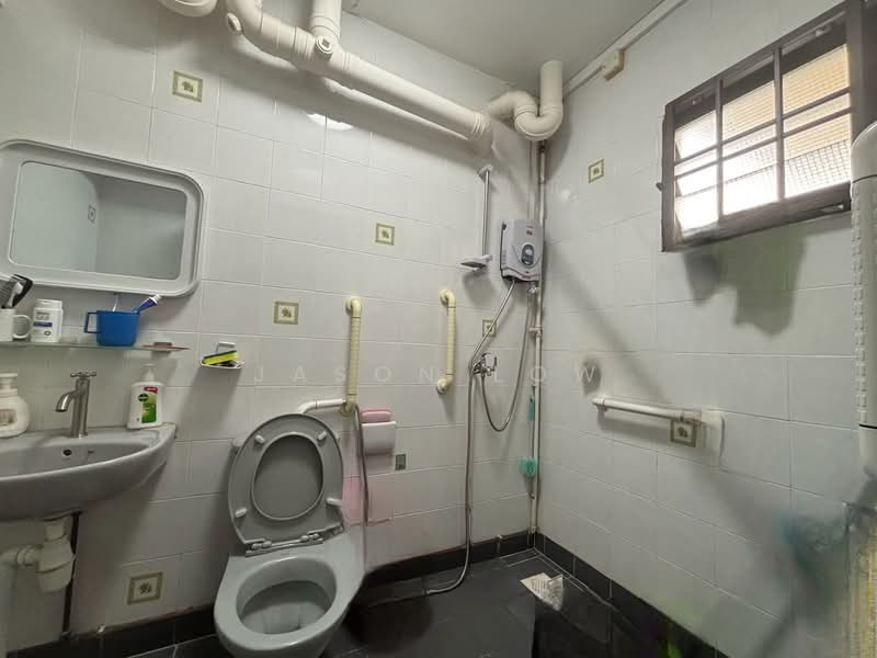 62 Lorong 4 Toa Payoh, 62 Lorong 4 Toa Payoh, 3 Bedrooms, 1,076 sqft, HDB Flat For Sale, by Jason Low, 500132086 - Bathroom - PropertyGuru.com.sg