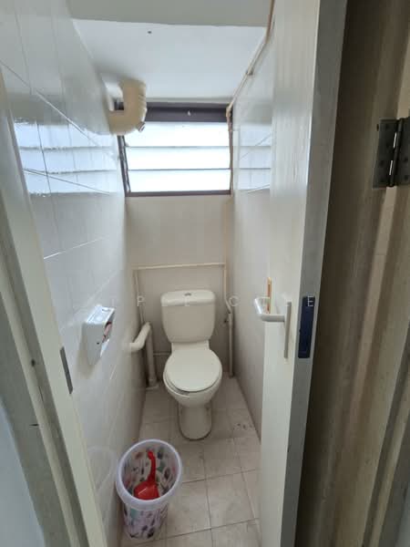 38 Lorong 5 Toa Payoh, 38 Lorong 5 Toa Payoh, 2 Bedrooms, 721 sqft, HDB Flat For Sale, by Apple Chee, 500132107 - Bathroom - PropertyGuru.com.sg