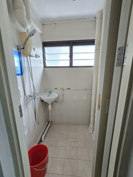 38 Lorong 5 Toa Payoh, 38 Lorong 5 Toa Payoh, 2 Bedrooms, 721 sqft, HDB Flat For Sale, by Apple Chee, 500132107 - Bathroom - PropertyGuru.com.sg