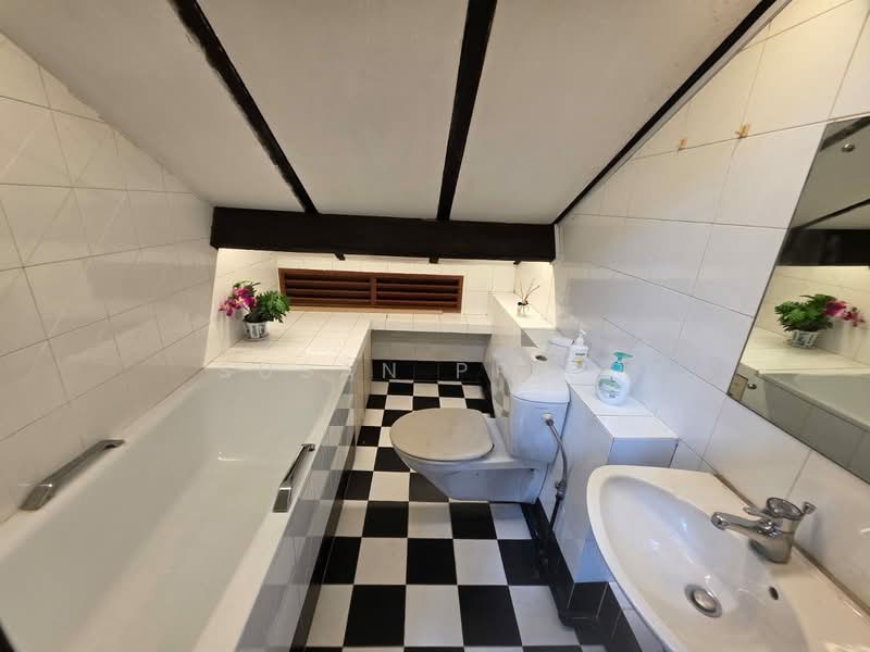 Emerald Hill 2 Bed With Roof Terrace, Emerald Hill Road, 2 Bedrooms, 2,100 sqft, Conservation House For Rent, by Susan Prior, 500132132 - Bathroom - PropertyGuru.com.sg