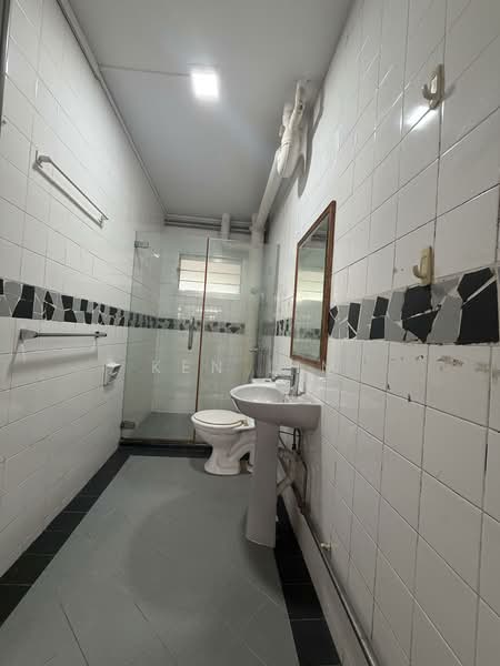 764 Choa Chu Kang North 5, 764 Choa Chu Kang North 5, 4 Bedrooms, 1,550 sqft, HDB Flat For Sale, by Ken Lim, 500132180 - Bathroom with window ventilation  - PropertyGuru.com.sg