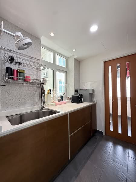 Summerhill, 52 Hume Avenue, 3 Bedrooms, 947 sqft, Condominium For Sale, by Jonathan Yeo, 500132183 - Kitchen - PropertyGuru.com.sg