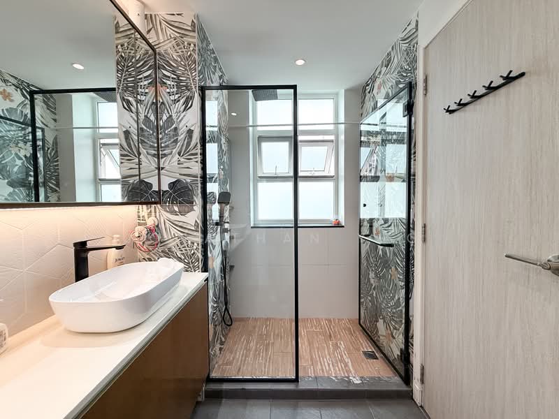 Summerhill, 52 Hume Avenue, 3 Bedrooms, 947 sqft, Condominium For Sale, by Jonathan Yeo, 500132183 - Master Bathroom - PropertyGuru.com.sg