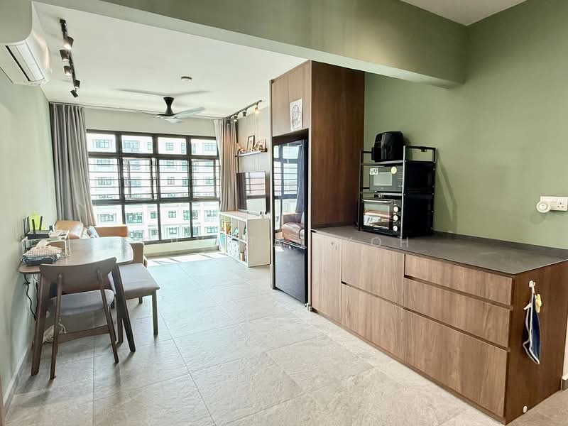 413C Northshore Drive, 413C Northshore Drive, 2 Bedrooms, 721 sqft, HDB Flat For Sale, by Crystal Koh, 500132185 - Living Room - PropertyGuru.com.sg