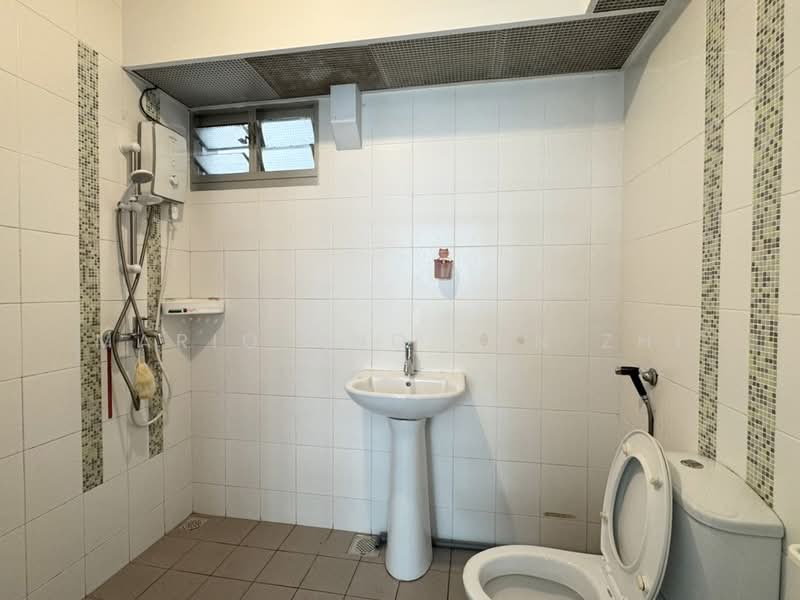 459 Yishun Avenue 11, 459 Yishun Avenue 11, 2 Bedrooms, 721 sqft, HDB Flat For Sale, by Mario Ong Jun Zhi, 500132187 - Bathroom - PropertyGuru.com.sg