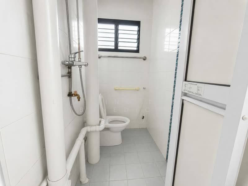 262 Yishun Street 22, 262 Yishun Street 22, 3 Bedrooms, 904 sqft, HDB Flat For Sale, by Lim Jing Tuan (Benedict), 500132203 - Bathroom - PropertyGuru.com.sg